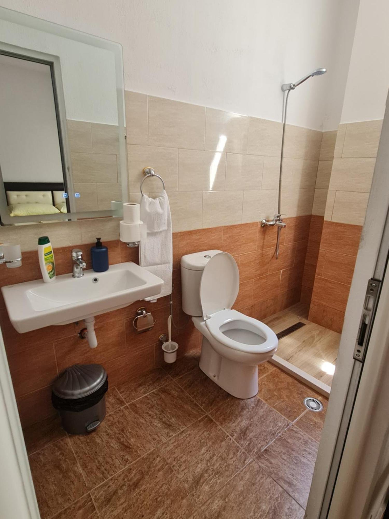 Gjirokastër Hotel Brace מראה חיצוני תמונה